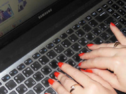 Поліція Дніпра підозрює жінку у торгівлі неіснуючими товарами в інтернеті