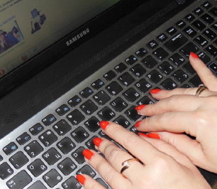 Поліція Дніпра підозрює жінку у торгівлі неіснуючими товарами в інтернеті