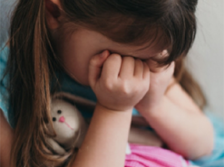 В Україні суд відправив до СІЗО жінку, що знімала порно з 2-річною донькою