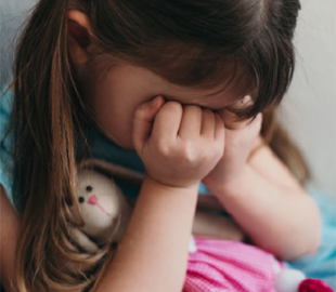 В Україні суд відправив до СІЗО жінку, що знімала порно з 2-річною донькою