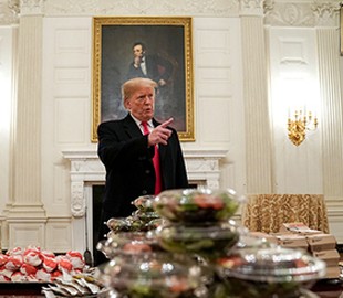 Трамп, кормивший футболистов бургерами, разлетелся на мемы