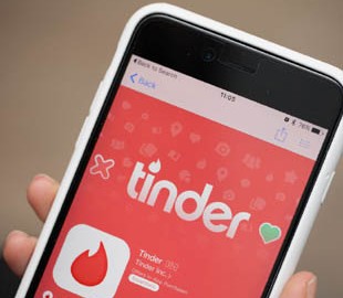 Самый популярный сервис знакомств перестал работать из-за Facebook