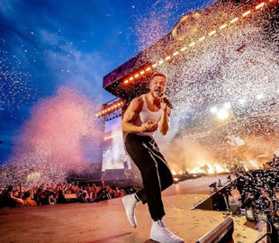"Почему мы не можем остановить войну": фронтмен Imagine Dragons посвятил речь и песню Украине
