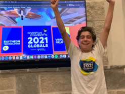 15-летний подросток изобрел обувь, которая может заряжать смартфоны