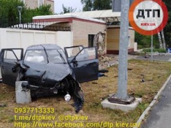 В Борисполе такси Uber на высокой скорости протаранило дом