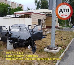 В Борисполе такси Uber на высокой скорости протаранило дом