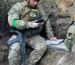 «Професор з окопу» Федір Шандор показав той самий окоп, який зробив його мемом війни