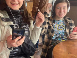 Інтрига розкрита: що роздивлявся у телефоні хлопець, який не помітив Анджеліну Джолі