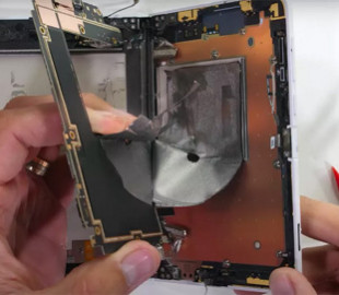 Складной смартфон Microsoft оказалось невозможно отремонтировать