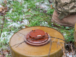 В сети показали, как украинским водителям приходится объезжать мины на дорогах