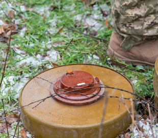 В сети показали, как украинским водителям приходится объезжать мины на дорогах