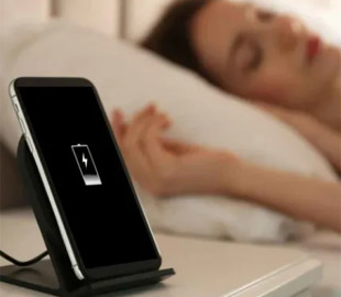 Нічна зарядка телефону: міфи, які необхідно забути користувачам гаджетів