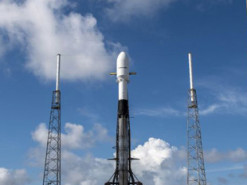 На последних секундах. SpaceX отложила запуск спутников из-за самолета в небе