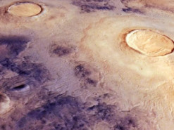 Аппарат Mars Express запечатлел слои льда и пыли на поверхности Красной планеты