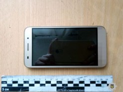 У маленькой девочки на Харьковщине мужчина выхватил из рук телефон и скрылся