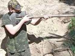 Белорусских школьников учат стрелять из лопаты