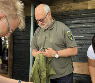 Президент Естонії взяв участь у плетінні маскувальних сіток для ЗСУ