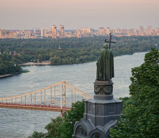 Береги Дніпра у Києві "з’єднають" прапором України