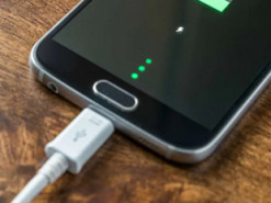 Можно ли оставлять телефон на зарядке на всю ночь: ошибку делает каждый второй