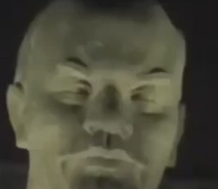 У Росії підпалили військову символіку «на очах» у Леніна