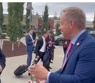 Росіяни під час саміту на Алясці подарували журналісту, який питав про костюм Зеленського, пляшку горілки