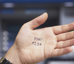 В Киеве девушка узнала пин-код банковской карты своего друга и обчистила его