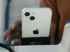 Apple разместила iPhone на мотоцикле вопреки собственным запретам