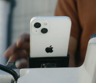 Apple разместила iPhone на мотоцикле вопреки собственным запретам