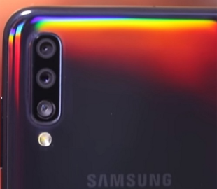 Samsung представив новий смартфон з трьома камерами