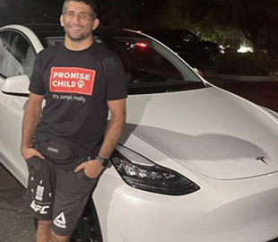 Боец UFC получил бесплатную Tesla после брошенного Илону Маску вызова