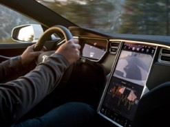 Пьяный водитель Tesla уснул за рулем. Автопилот на скорости 110 км/ч долго уходил от полиции