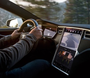 Пьяный водитель Tesla уснул за рулем. Автопилот на скорости 110 км/ч долго уходил от полиции