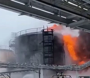 Нальоти дронів на російські НПЗ: Україна дає здачі на території РФ