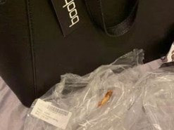 Женщина заказала сумку через интернет и получила дохлую рыбу в подарок