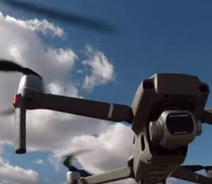 С помощью дронов можно устроить световое шоу не хуже салютов