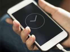 Експерти пояснили, чи можна залишати телефон на зарядці на ніч