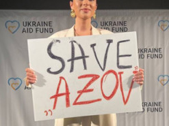 Злата Огнєвіч сфотографувалася з плакатом і звернулася до своїх фоловерів