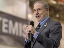 Глава пилотируемой программы NASA уволился за неделю до исторического запуска Crew Dragon