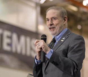 Глава пилотируемой программы NASA уволился за неделю до исторического запуска Crew Dragon