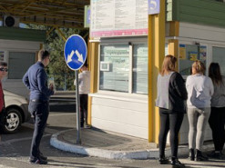 Орфографічні помилки та недійсні QR-коди: яка ситуація з перевіркою COVID-сертифікатів на КПП "Тиса"