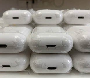 Появились фото наушников Apple AirPods 2 и зарядных футляров к ним