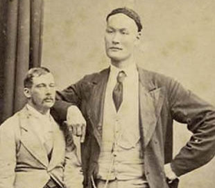 Справжні велетні. Китайський блогер виклав на сайті рідкісні фотографії