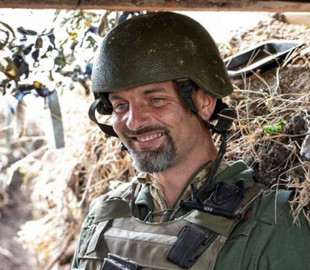 Морпіх Михайло Діанов передав зібрані 3 млн гривень дітям загиблих героїв Азовсталі