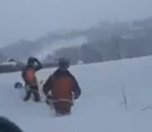 LOL дня. На Закарпатье железнодорожники косят снег