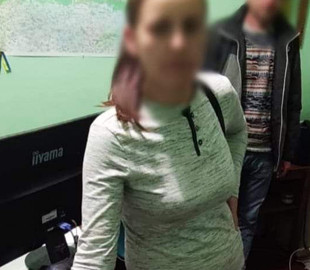 Жінка обікрала безпорадного шепетівчанина і знімала з його картки гроші