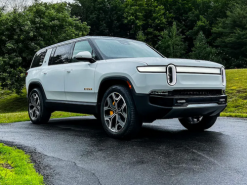 Rivian відкликає понад 12 000 електромобілів