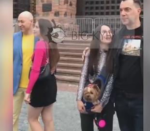 “Подвійне комбо”: У центрі Києва до Арестовича та Гордона вишикувалась черга з прихильниць