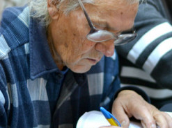 ПриватБанк предложил пенсионерам оплачивать коммуналку по телефону