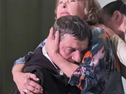 Ада Роговцева розплакалася, обіймаючи звільненого з полону Михайла Діанова