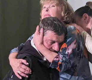 Ада Роговцева розплакалася, обіймаючи звільненого з полону Михайла Діанова